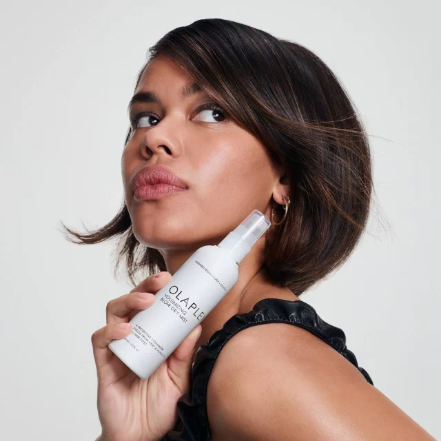 Με το νέο😍 Volumizing Blow Dry Mist της OLAPLEX, μπορείτε τώρα να πετύχετε πιο γρήγορα χτενίσματα που επανορθώνουν και προστατεύουν από τη φθορά του styling για μαλλιά με πιο υγιή όψη και διαρκή όγκο και σφριγηλότητα.oλα όσα πρέπει να γνωρίζετε για το blow dry mist της💥